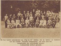 870167 Groepsportret van leiders en leidsters van het Comité Vacantie Ontspanning voor de schooljeugd, in het Park Oog ...